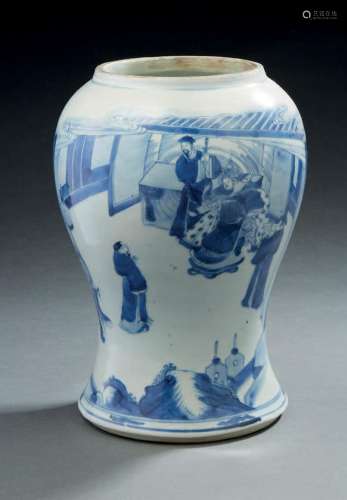 CHINE, XIXe siècle  Partie de vase en porcelaine bleu blanc ...