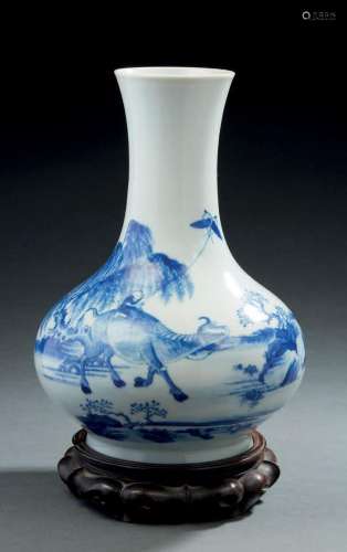 CHINE, XXe siècle  Vase pansu à long col en porcelaine bleu ...