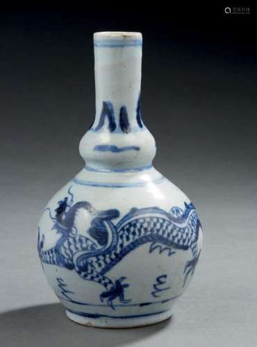 VIETNAM, XIXe siècle  Petit vase bouteille en porcelaine ble...