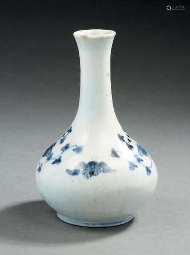 CHINE-CORÉE, Ming ? - XVIIe siècle  Petit vase balustre à lo...