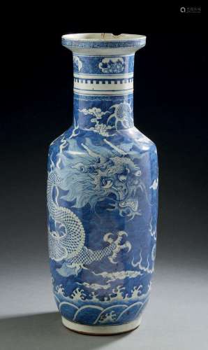 CHINE, XIXe siècle  Grand vase rouleau en porcelaine bleu-bl...