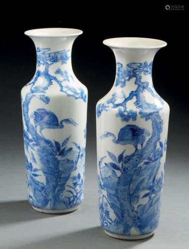 CHINE, première moitié du XXe siècle  Paire de petits vases ...