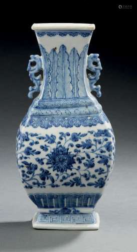 CHINE, XIXe siècle  Vase balustre quadrangulaire en porcelai...