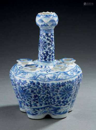 CHINE deuxième moitié du XIXe siècle  Bouquetière en porcela...