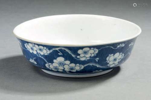 Chine, XIXe siècle  Coupe en porcelaine bleu blanc, à décor ...