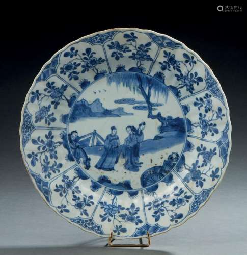 CHINE, XVIIe siècle  Plat en porcelaine bleu blanc, à décor ...