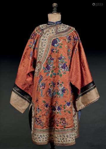 CHINE, vers 1900-1920  Robe à larges manches en soie damassé...