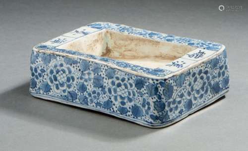 CHINE, fin XIXe siècle  Pierre à encre en porcelaine bleu bl...