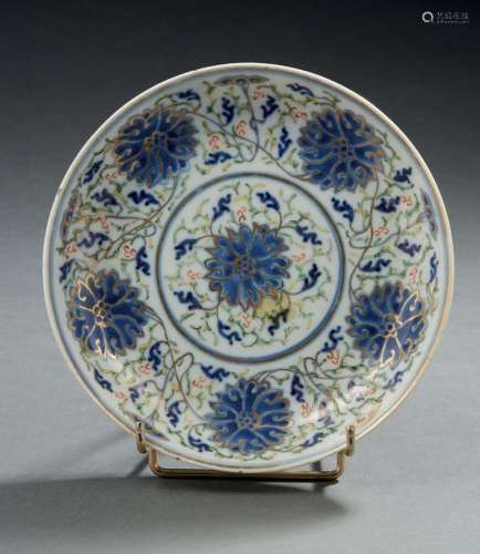 CHINE, XIXe siècle  Assiette creuse en porcelaine et émaux b...