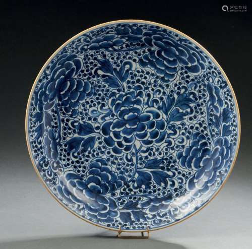 CHINE, XIXe siècle  Grand plat en porcelaine bleu blanc à dé...