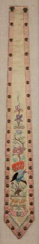 CHINE, XIXe siècle  Elément en soie et lin brodé, à décor d\...
