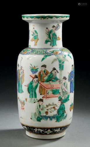 CHINE vers 1900  Vase rouleau en porcelaine et émaux polychr...