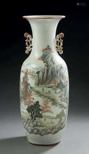 CHINE, début XXe siècle  Vase balustre en porcelaine et émau...