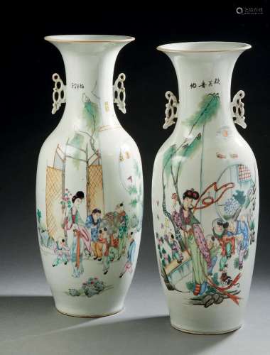 CHINE, XXe siècle  Deux vases de forme balustre en porcelain...