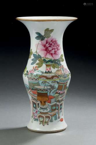 CHINE, XXe siècle  Vase yenyen en porcelaine et émaux polych...