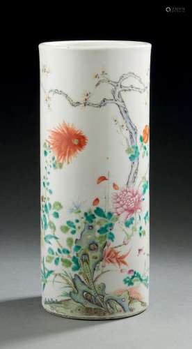 CHINE, XXe siècle  Vase cylindrique en porcelaine et émaux d...