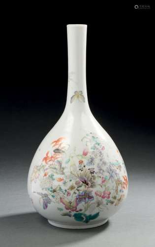 CHINE, début XXe siècle  Vase piriforme à long col en porcel...