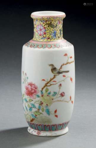 CHINE, XXe siècle  Petit vase en porcelaine et émaux polychr...