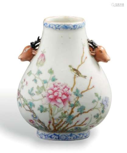 CHINE, époque Qing  Petit vase hu en porcelaine et émaux de ...