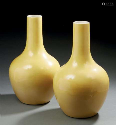 CHINE, XXe siècle  Paire de vases bouteilles à long col, en ...