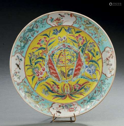 CHINE, XVIIIe siècle  Assiette en porcelaine et émaux polych...