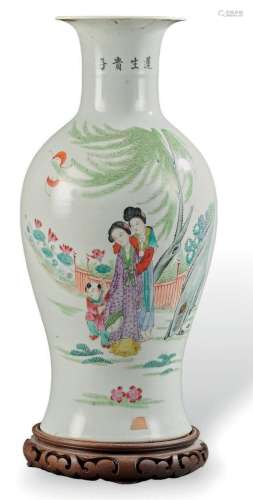 CHINE, début XXe siècle  Vase balustre en porcelaine et émau...