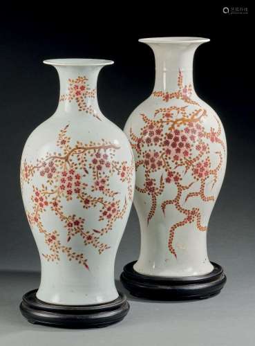 CHINE, début XXe siècle  Deux vases de forme balustre forman...