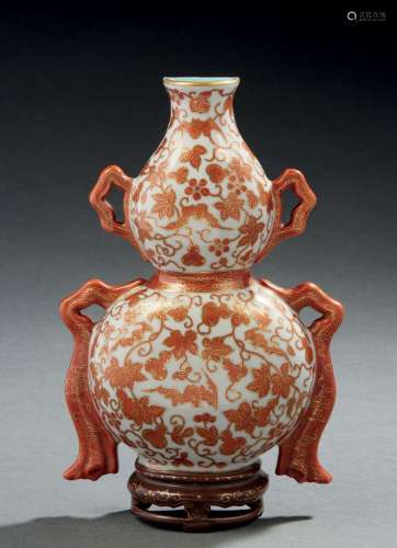 CHINE, fin XIXe début XXe siècle  Vase d\'applique de forme ...