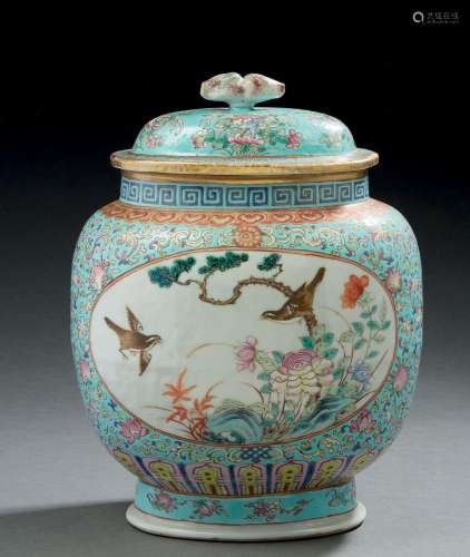 CHINE, période Jiaqing (1796-1820)  Vase hu couvert à panse ...