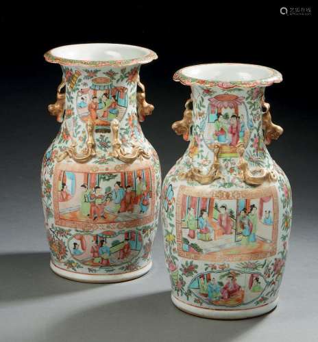 CHINE, CANTON fin XIXe siècle  Paire de vases de forme balus...