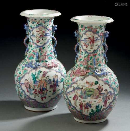 CHINE, CANTON XIXe siècle  Paire de vases de forme balustre ...