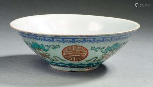 CHINE, XXe siècle  Bol en porcelaine et émaux polychromes, à...