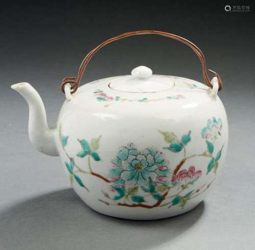 CHINE, fin XIXe siècle  Théière en porcelaine et émaux de la...