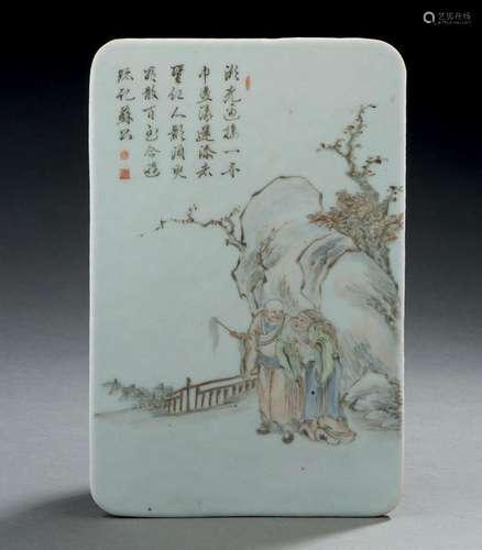 CHINE, XXe siècle  Plaque en porcelaine et émaux polychromes...