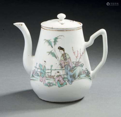 CHINE, vers 1900  Verseuse en porcelaine et émaux de style f...