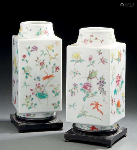CHINE, XXe siècle  Paire de vases cong en porcelaine et émau...