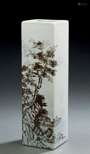 JAPON, vers 1950  Vase quadrangulaire en porcelaine et émail...