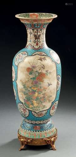 JAPON, fin XIXe siècle  Vase en porcelaine à décor polychrom...