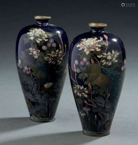 JAPON, vers 1900  Paire de petits vases ovoïdes en émaux clo...