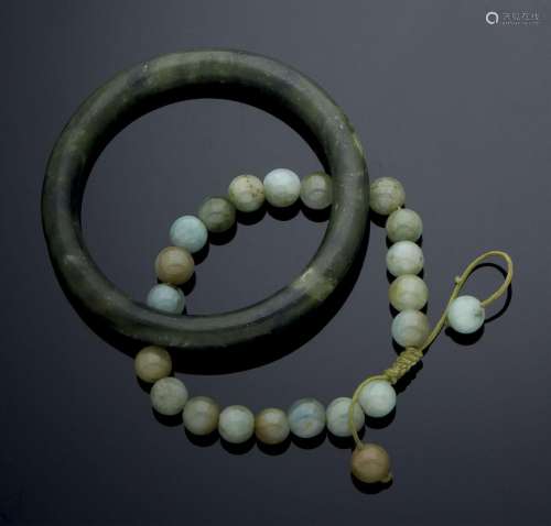 CHINE, XXe siècle  Lot comprenant un bracelet jonc en serpen...