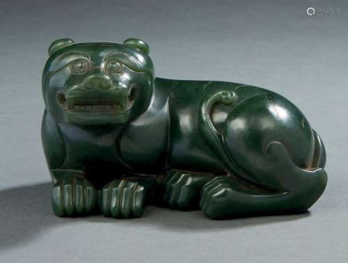 CHINE, XXe siècle  Tigre couché en jade épinard Dim. : 8 x 1...