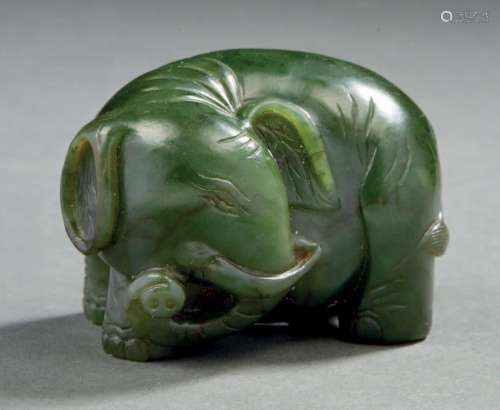 CHINE, XXe siècle  Sujet en jade épinard, représentant l\'él...