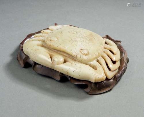 CHINE XXe siècle  Crabe en jade céladon reposant sur un socl...
