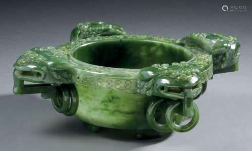 CHINE, XXe siècle  Coupe circulaire en jade vert épinard, à ...