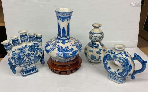 CHINE Ensemble de quatre vases divers en porcelaine blanc bl...