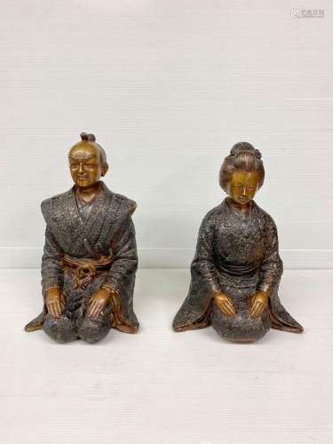 JAPON Deux sculptures en bronze figurant une femme en kimono...