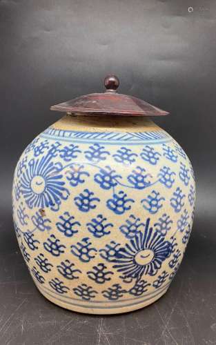 CHINE Pot couverte en porcelaine décoré en bleu de fleurs. X...