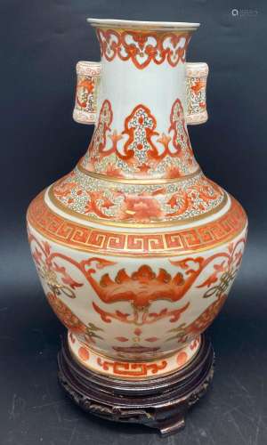 CHINE Vase balustre en porcelaine à décor rouge et or de cha...