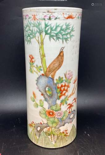 CHINE Vase rouleau en porcelaine polychrome décoré de oiseau...