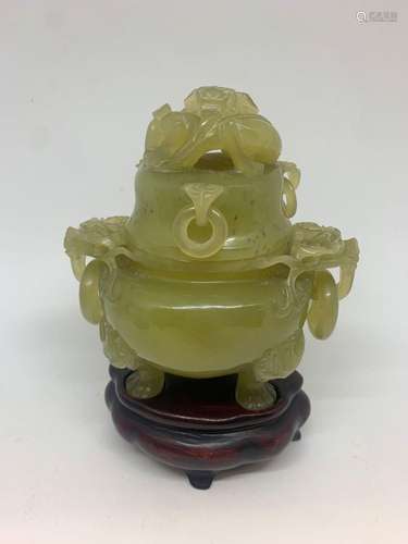 CHINE Brule parfum en pierre dure verte sculpté sur socle.  ...